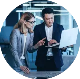 Pertemuan tim profesional membahas dokumen kepatuhan hukum dan legalitas Enagic secara internasional.