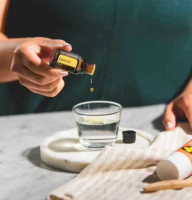 Demo Strong Kangen Water pH 11.5 mengurai minyak goreng dan meluruhkan sisa lemak tubuh akibat pola makan tidak sehat.