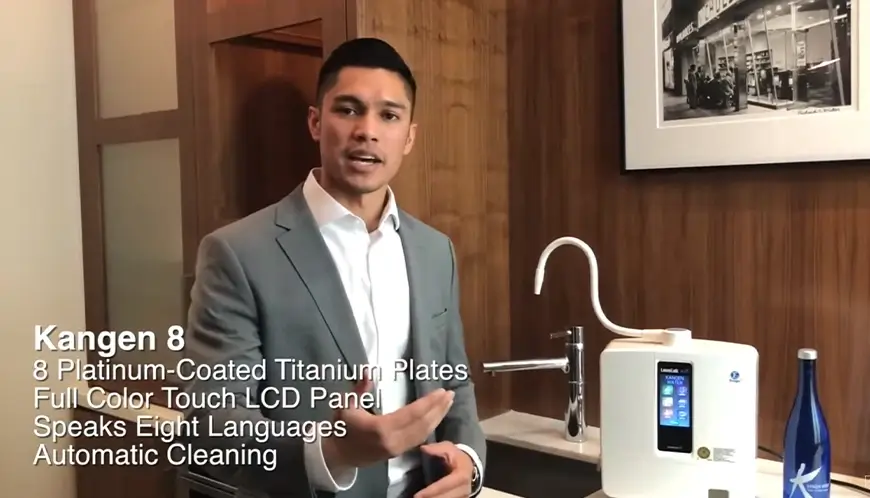 Demo penggunaan mesin Leveluk K8 Enagic Indonesia dengan layar sentuh otomatis