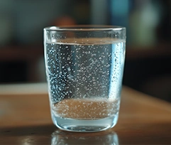 Visualisasi teknologi ionisasi air kualitas medis dari mesin LeveLuk DX Enagic.