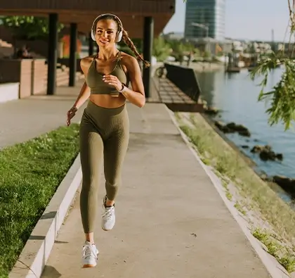 Berlari santai di taman sebagai bagian dari rutinitas cara detoks tubuh secara alami