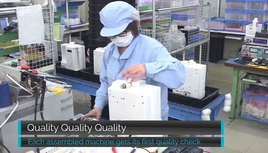 Teknisi merakit mesin kangen water di pabrik enagic osaka